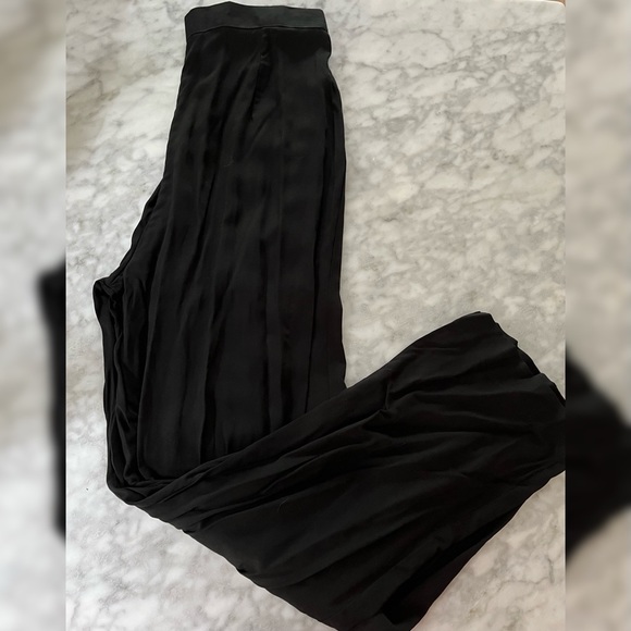 Traditional Embroidered Salwar Suit (includes tunic, pants, and dupatta/shawl) - Picture 5 of 5